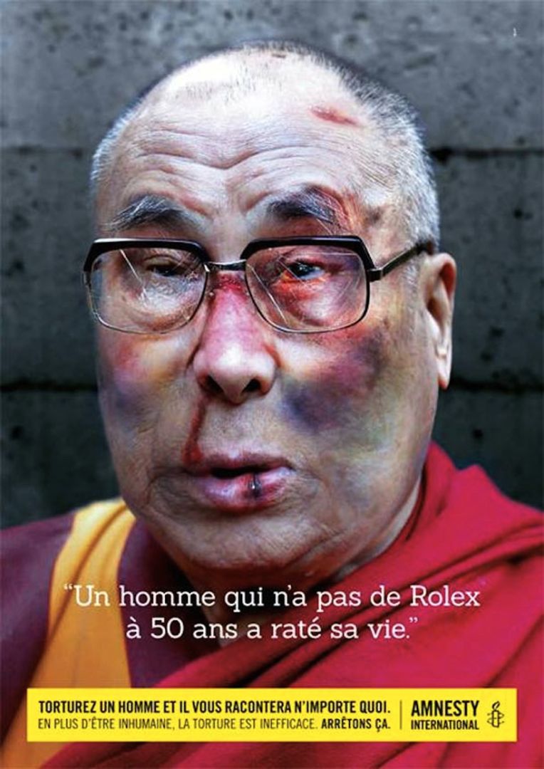 "Un homme qui n'a pas de Rolex à 50 ans a raté sa vie", et c'est le dalaï-lama qui le dit, sous la pression de la torture. (Crédit : Amnesty International Belgique)