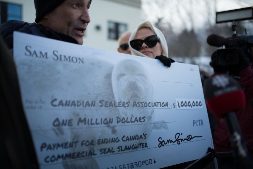Ici aux côtés de Pamela Anderson, Sam simon lègue un million de dollars à la cause de la défense des morses (Crédits image : Sandra Lee/PETA)