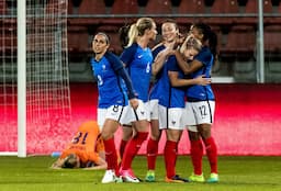 <p>France team members celebrate their 0-2 win against the Netherlands after a friendly match in preparation for the WEURO 2017 in the Galgenwaard Stadium in Utrecht on April 7, 2017.  / AFP PHOTO / ANP / Koen van Weel / Netherlands OUT</p>
