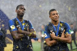 <p>MOSCOW, RUSSIA &#8211; JULY 15: Paul Pogba and Kylian Mbappe of France celebrate victory following the 2018 FIFA World Cup Final between France and Croatia at Luzhniki Stadium on July 15, 2018 in Moscow, Russia. (Photo by Matthias Hangst/Getty Images)</p>
