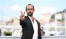 <p>French farmer, immigration activist and president of DTC (Defends ta Citoyennete &#8211; an organization defending asylum seekers) Cedric Herrou flashes the victory sign while posing on May 18, 2018 during a photocall for the film &#8220;To the Four Winds (Libre)&#8221; at the 71st edition of the Cannes Film Festival in Cannes, southern France. (Photo by Loic VENANCE / AFP)</p>
