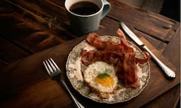 Pourquoi les Américains mangent des œufs avec du bacon le matin ?