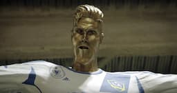 Vidéo : la camera cachée géniale de Beckham qui découvre une statue de lui ratée
