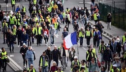 <p>Un rassemblement de gilets jaunes samedi 6 avril à Paris (c) Anne-Christine POUJOULAT / AFP</p>
