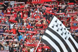 <p>Rennes&#8217; supporters cheer for their team prior to the French L1 football match between Stade Rennais and Nice, on September 1, 2019 at the Roazhon Park stadium in Rennes, western France. (Photo by LOIC VENANCE / AFP)</p>
