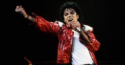 <p>Michael Jackson en concert, vers 1986. (© Kevin Mazur/WireImage)</p>
