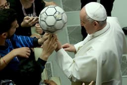 <p>VATICAN CITY, VATICAN &#8211; MAY 24: Pope Francis plays with a ball during an audience to the Italian Football Federation at the Pail VI Hall on May 24, 2019 in Vatican City, Vatican. Pope Francis on Friday held an audience for more than five thousand young football players, along with professional football stars, coaches, educators, and experts, including the heads of several Italian sports institutions. (Photo by Franco Origlia/Getty Images)</p>
