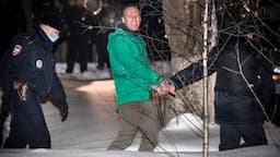 <p>Alexeï Navalny escorté d&#8217;un commissariat le 18 janvier 2021 à Khimki. © Alexander NEMENOV / AFP</p>
