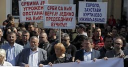 <p>Des Serbes du Kosovo prennent part à une manifestation dans la ville de Gracanica, le 25 mars 2022, contre le refus du Kosovo de les autoriser à voter aux prochaines élections en Serbie (© AFP)</p>
