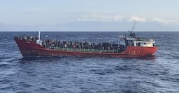 <p>Opération de sauvetage d&#8217;un navire transportant des migrants le 29 octobre 2021 (© Handout / Hellenic Coast Guard / AFP)</p>
