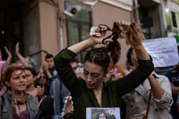<p>Nasibe Samsaei, an Iranian woman living in Turkey, cuts her ponytail off during a protest outside the Iranian consulate in Istanbul on September 21, 2022, following the death of an Iranian woman after her arrest by the country&#8217;s morality police in Tehran. &#8211; Mahsa Amini, 22, was on a visit with her family to the Iranian capital Tehran, when she was detained on September 13, 2022, by the police unit responsible for enforcing Iran&#8217;s strict dress code for women, including the wearing of the headscarf in public. She was declared dead on September 16, 2022 by state television after having spent three days in a coma. (Photo by Yasin AKGUL / AFP)</p>
